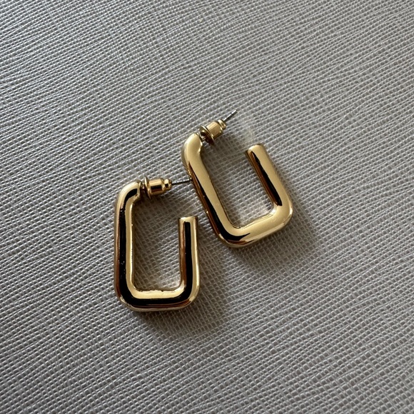 Sleek Gold Geometric Hoop Earrings - Picture 2 of 3